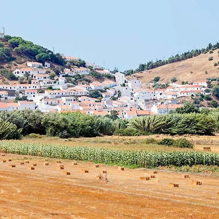 Sleeps 6 Praia da Arrifana