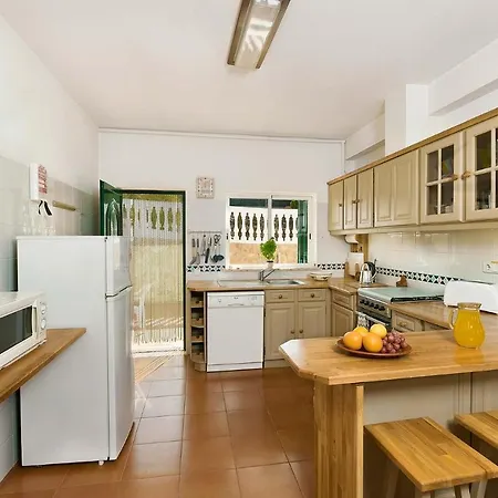Villa Sleeps 6 *